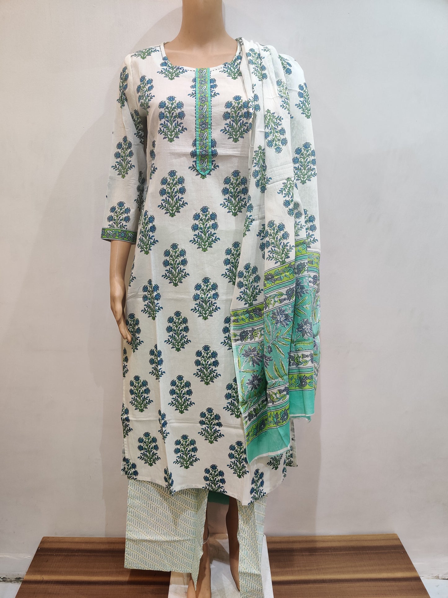 Kangaroo Paw Kurta pant dupatta set
