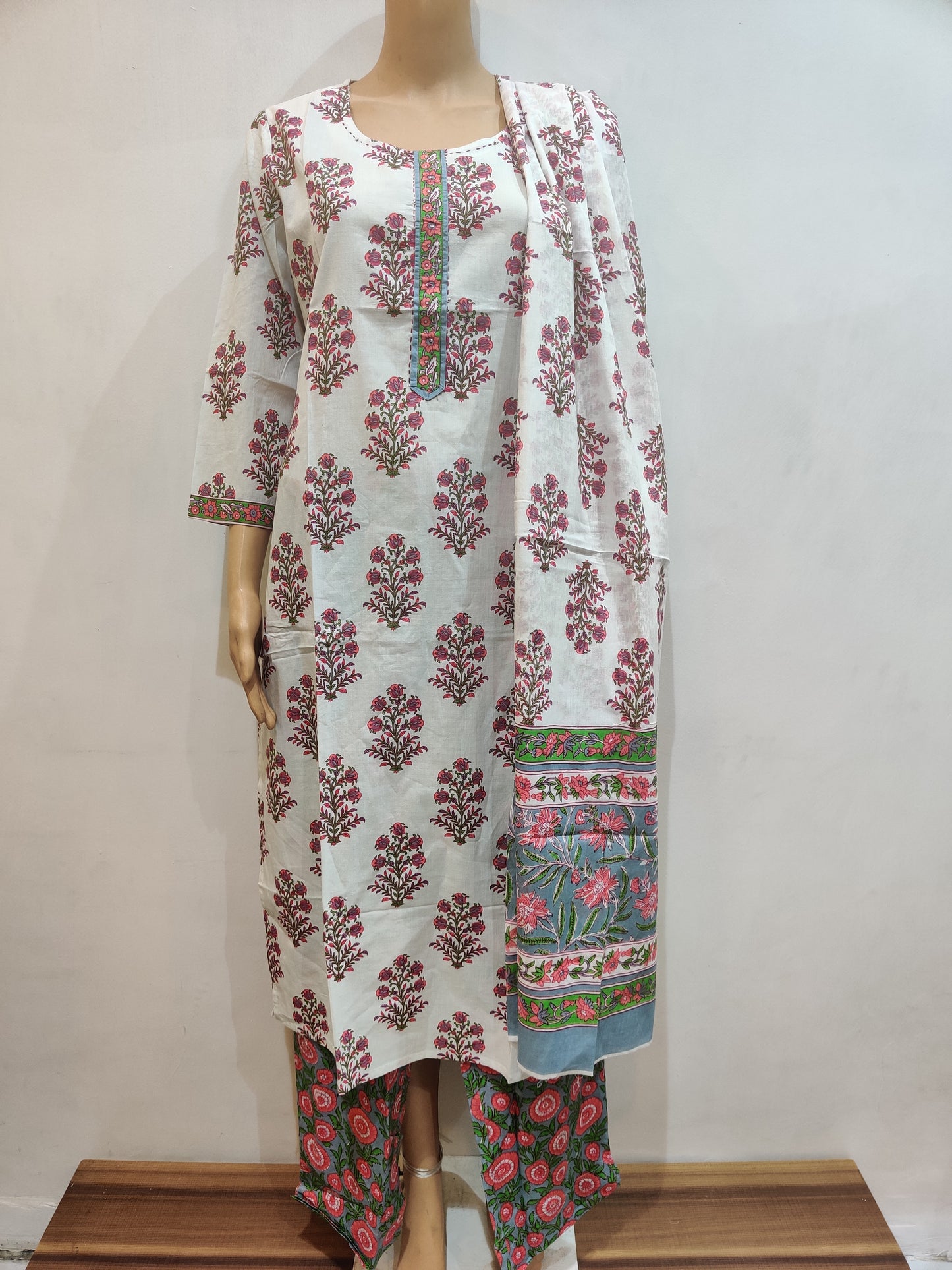 Soapwort Kurta pant dupatta set