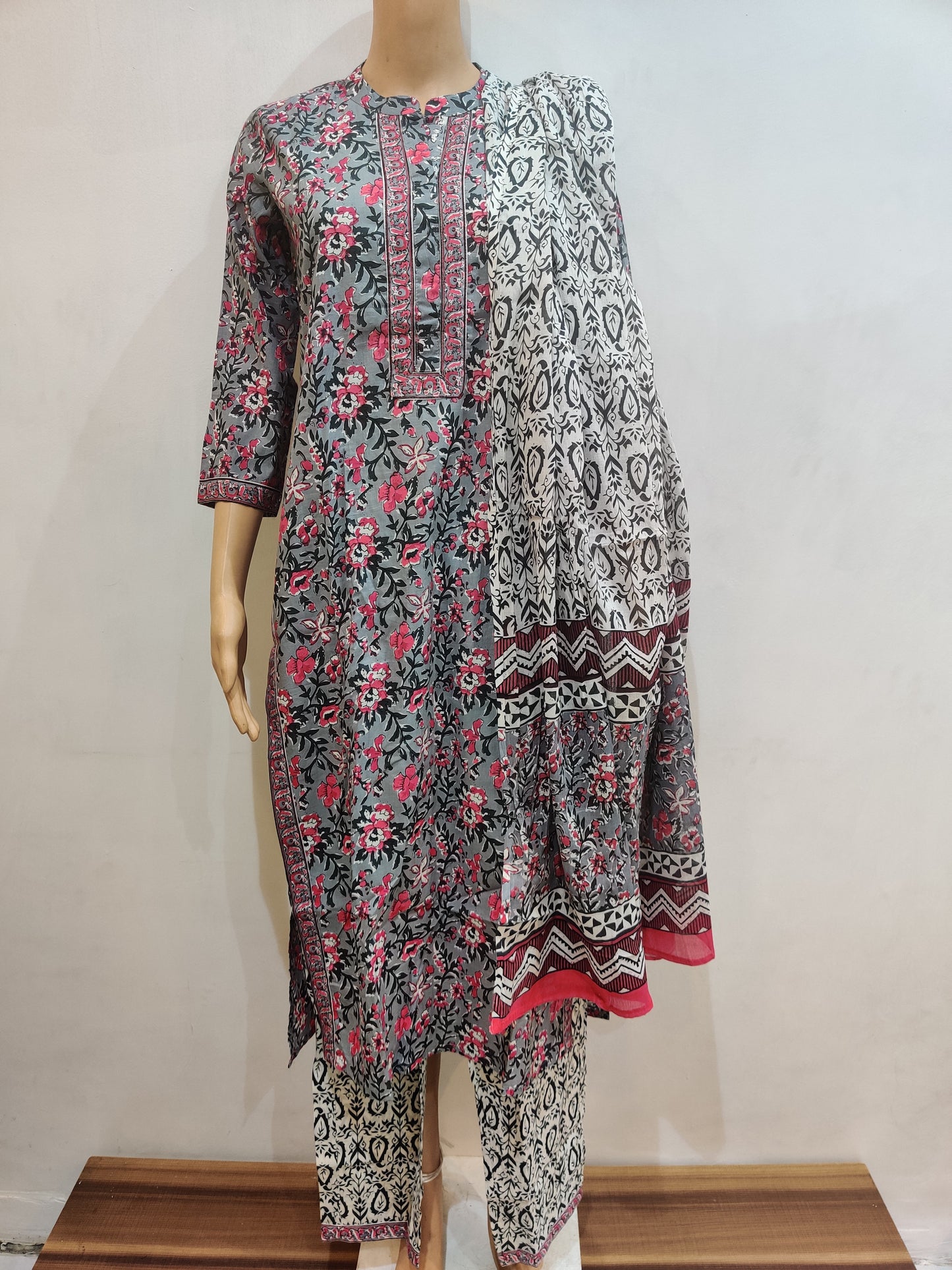 Laelia Kurta pant dupatta set